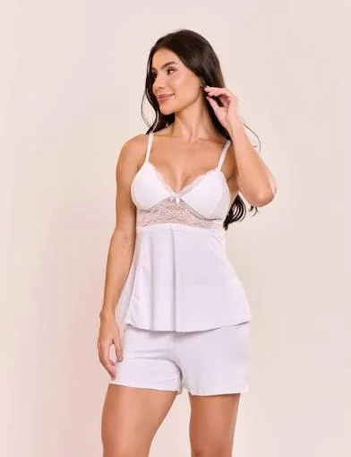Mulher vestindo short doll branco com busto em renda e laço.