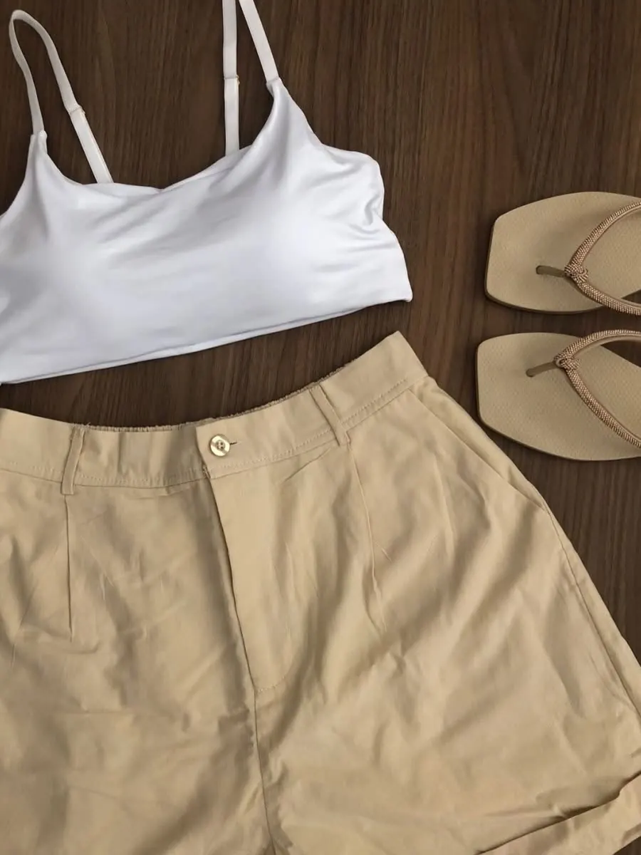 Top branco de alça fina combinado com short bege e rasteirinha.